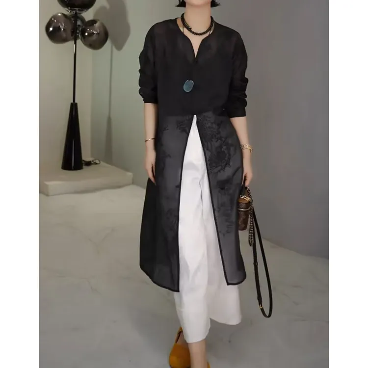 达人2025春季法式蕾丝重工刺绣提花V领设计休闲显瘦罩衫设计师