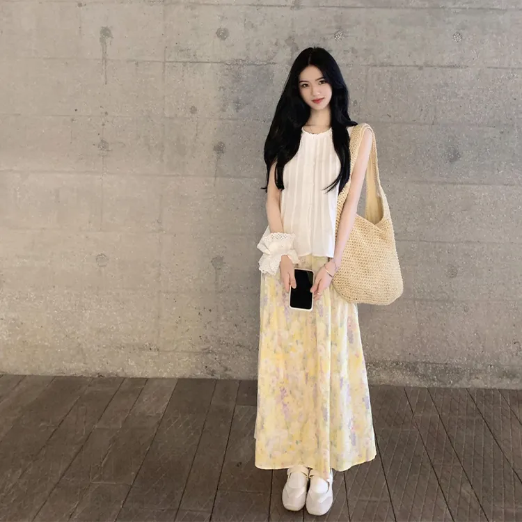 温柔风清新夏日穿搭白色无袖背心上衣搭配碎花半身裙女新款两件套