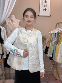 326新中式国风圆领宽松大版时尚洋气织锦提花马甲清新淡黄显白女