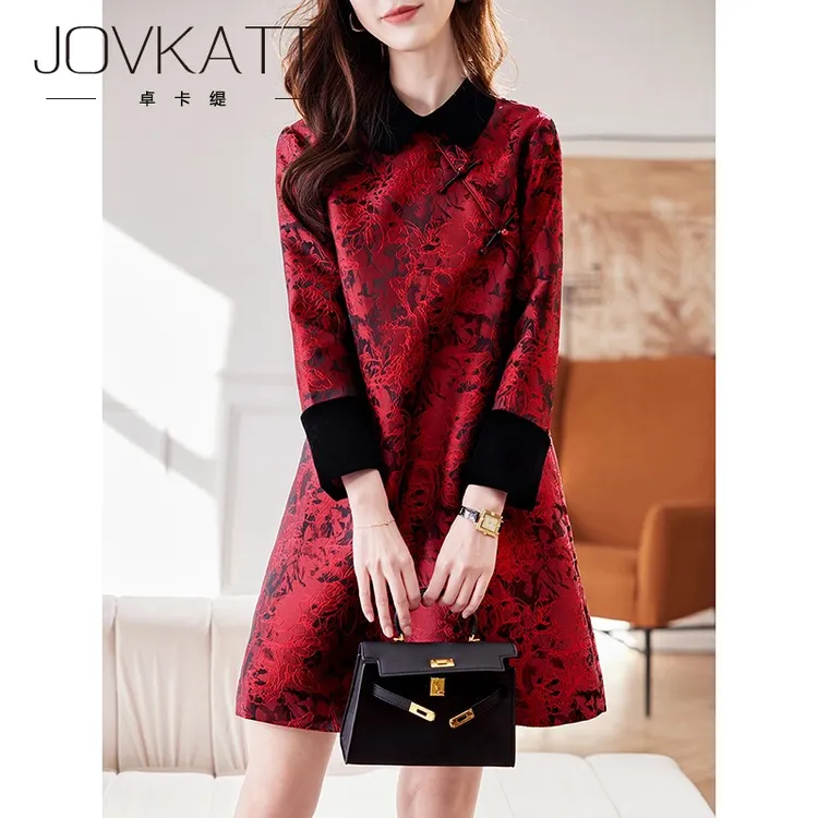 卓卡缇国风提花红色连衣裙2025秋冬新中式丝绒盘扣拼接气质直筒裙