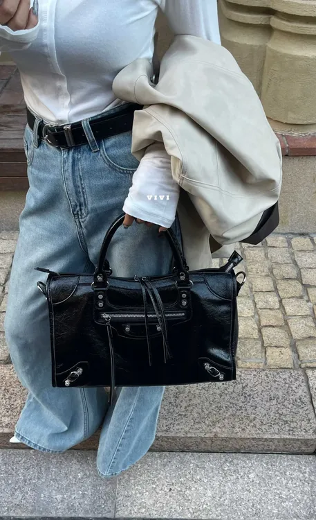 2025新款秋冬铆钉机车包女式大容量高级感百搭轻奢小众手提单肩包