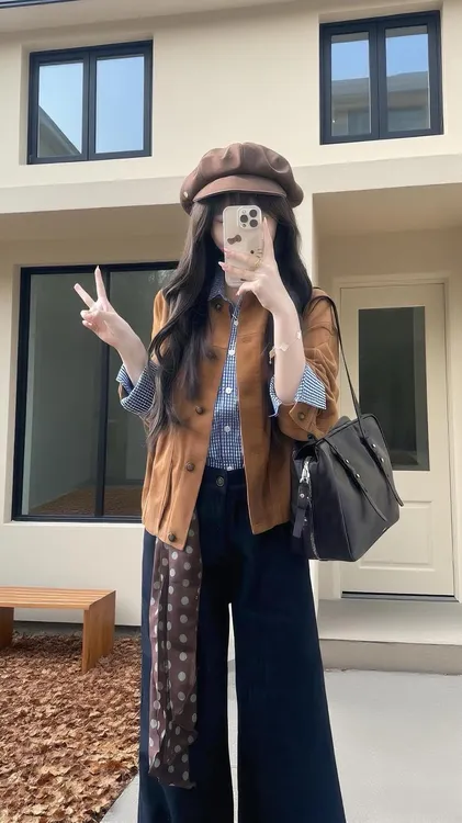 2025早秋新款复古灯芯绒翻领外套女格纹长袖衬衫搭配牛仔裤三件套