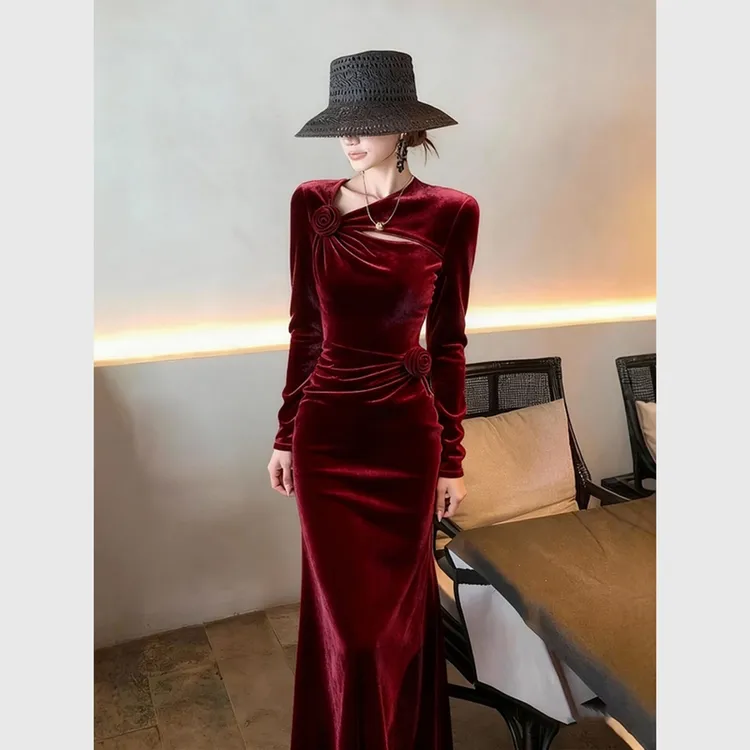酒红色丝绒连衣裙2025秋冬重要场合气质名媛巨好看修身订婚敬酒服