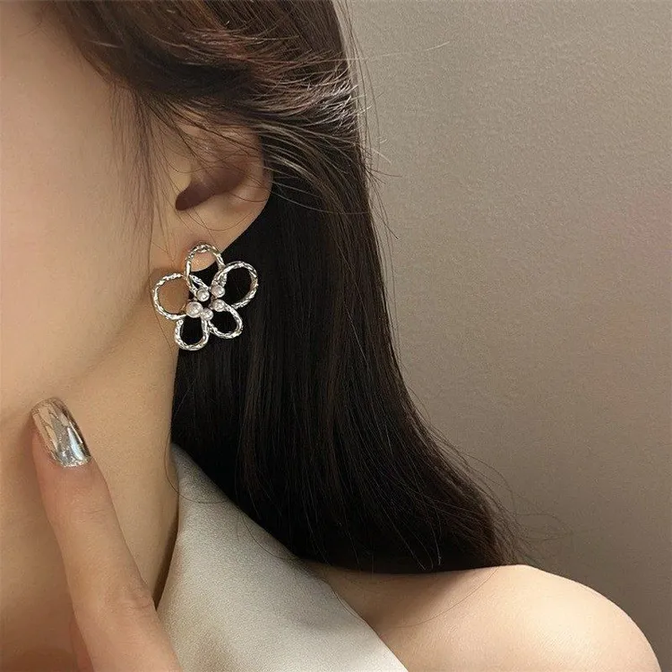 合金仿珍珠耳饰 清冷温柔风镂空花朵珍珠耳钉高级感耳饰气质百搭