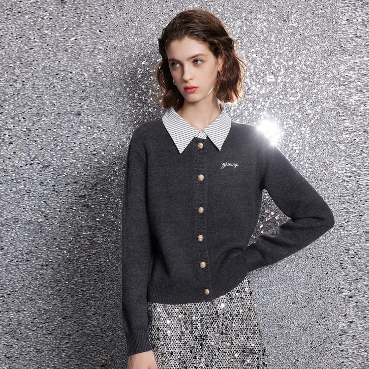 三彩ibudu2025冬季新款假两件拼接针织衫条纹翻领毛衣刺绣格雷系