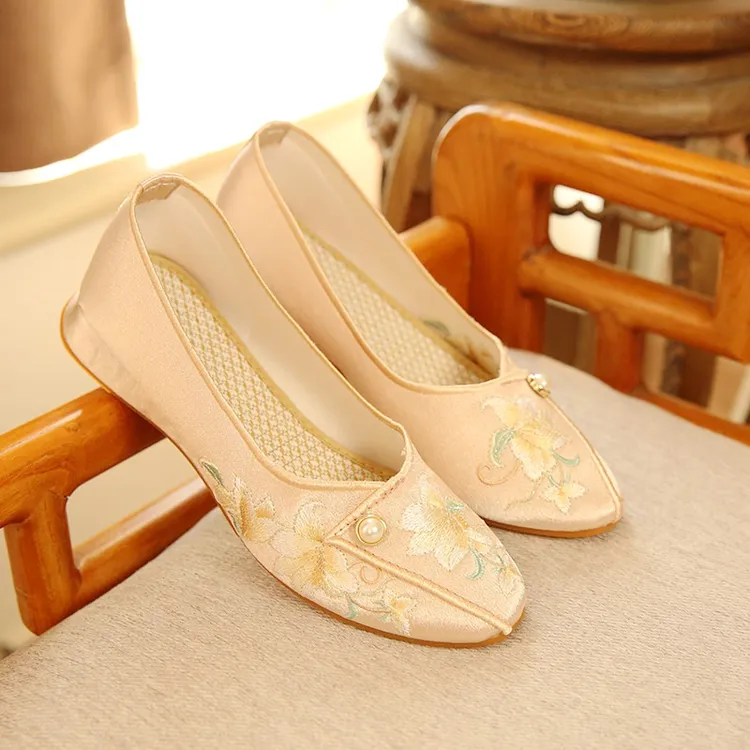 春季老北京布鞋古风一脚蹬汉服鞋民族风绣花鞋国风复古尖头旗袍鞋