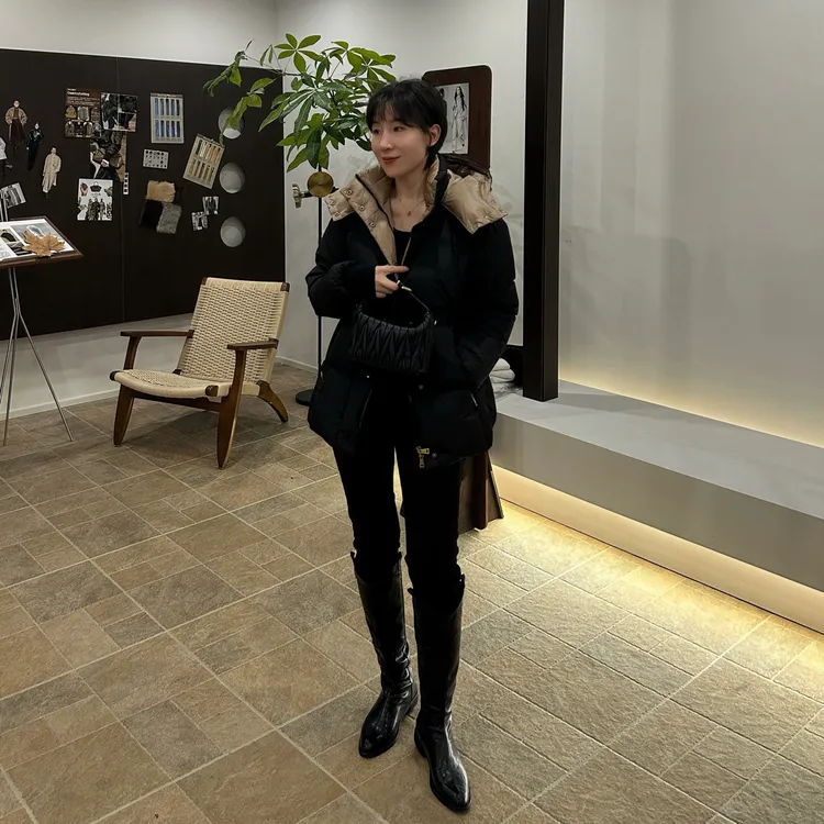 【郝洁】“黑金·蚂蚁腰”时尚加厚保暖高蓬松收腰连帽短款鹅绒服223