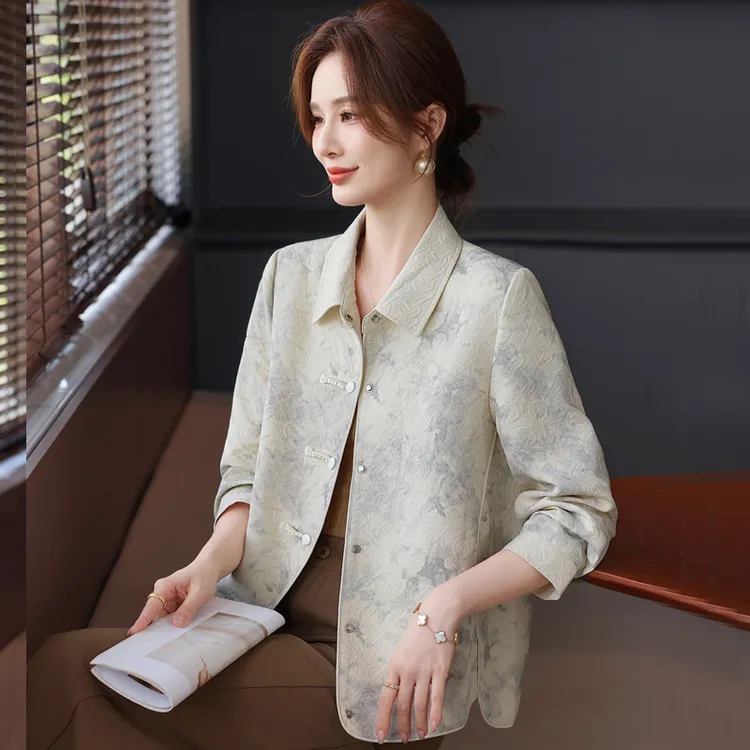 春秋妈妈2025新款显年轻小个子薄款秋季外套中老年女夹克短款上衣