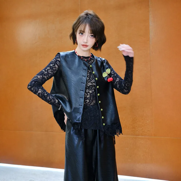 MIUCO环保蛋白面膜皮黑色pu马甲樱桃胸针拼接蕾丝巨好看外穿上衣