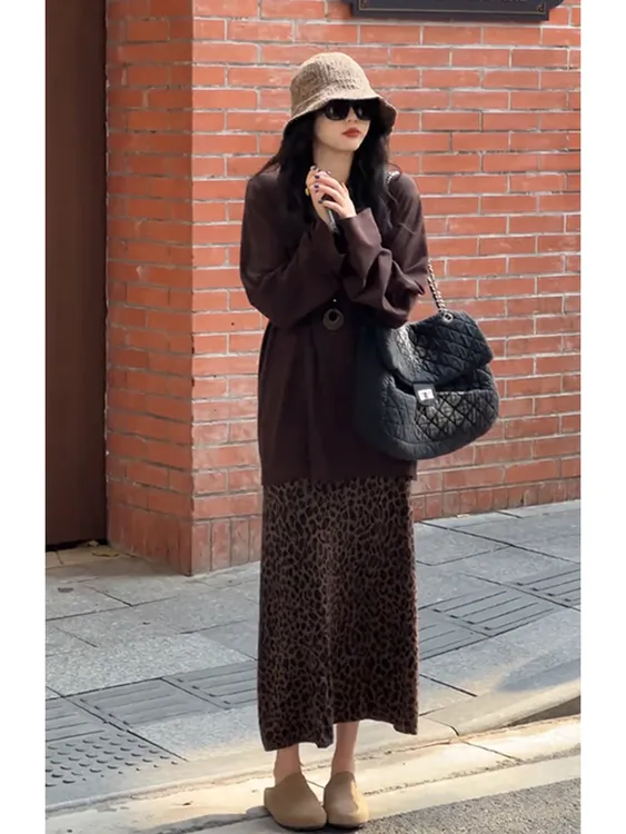 法式复古气质宽松长袖T恤女装2025秋冬新款百搭豹纹半裙时尚套装