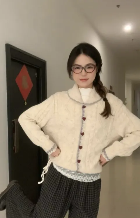 《甜甜糯心》秋冬新款杏色翻领软糯毛衣女慵懒风开衫短上衣针织百搭