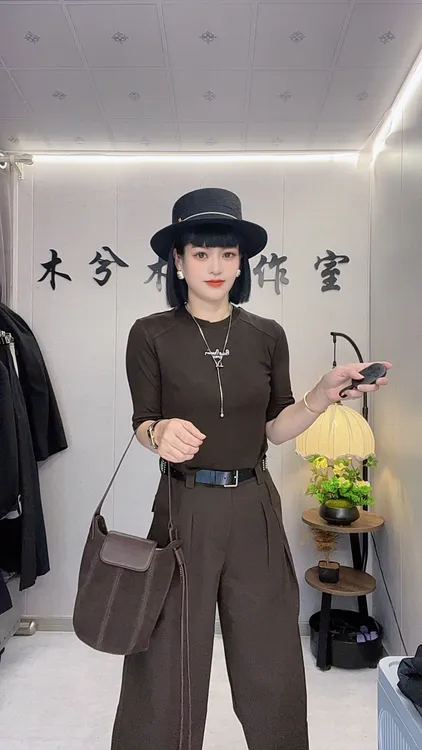 《木兮木》2025新款早秋透气前刺绣修身型简单百搭中袖T恤
