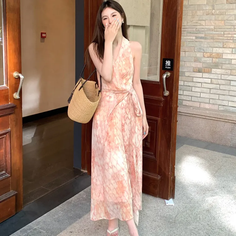 秀熙熙2025夏款名媛风设计感长裙挂脖一片式绑带度假连衣裙88329