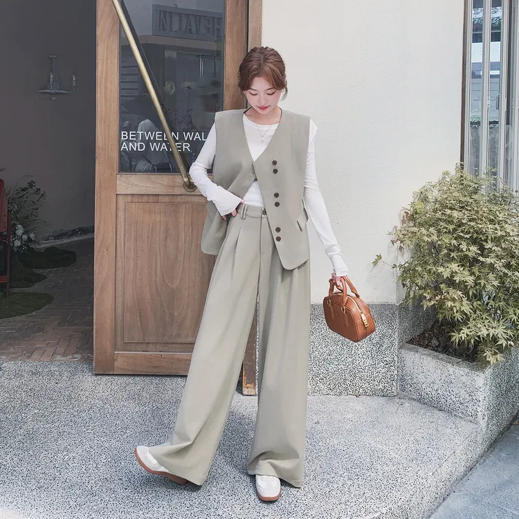 2025季早春秋韩里韩气穿搭卡其色西装马甲阔腿裤打底衫三件套女装