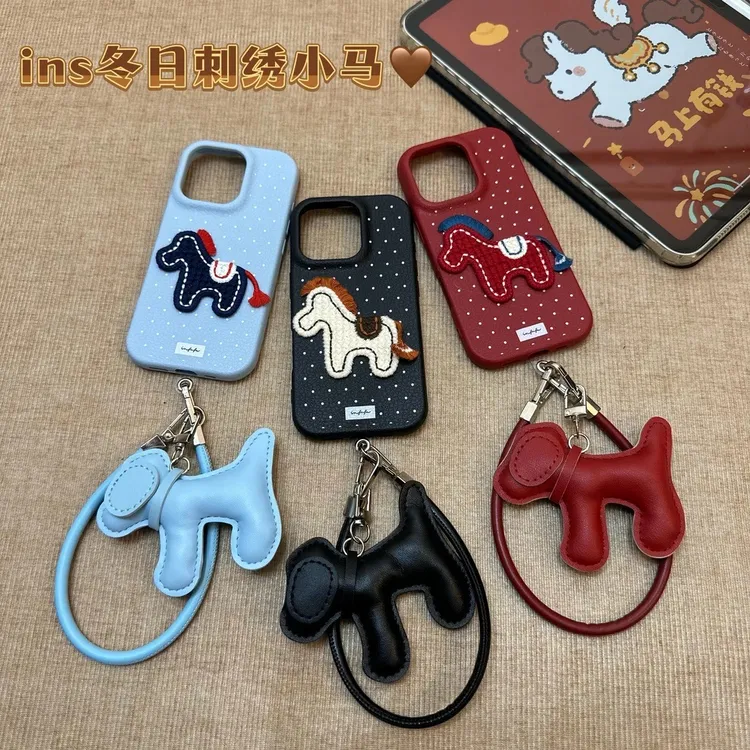 新年红刺绣小马挂件适用苹果17华为手机壳oppo小米vivo软带挂绳