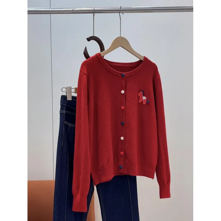 新年刺绣红色小马图案彩色扣长袖针织开衫慵懒高级感加厚上衣女