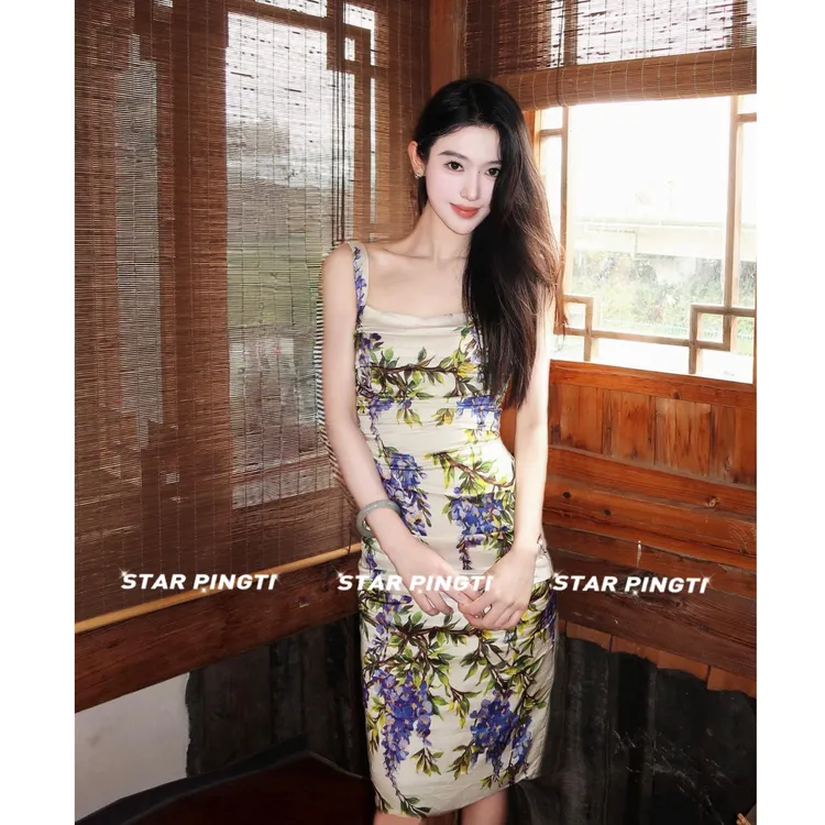 新款吊带连衣裙气质名媛高级长裙紫藤印花性感褶皱收腰秋季连衣裙