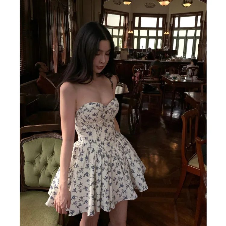 法式气质女神2025春季新款ins千金风性感收腰碎花抹胸连衣裙短裙