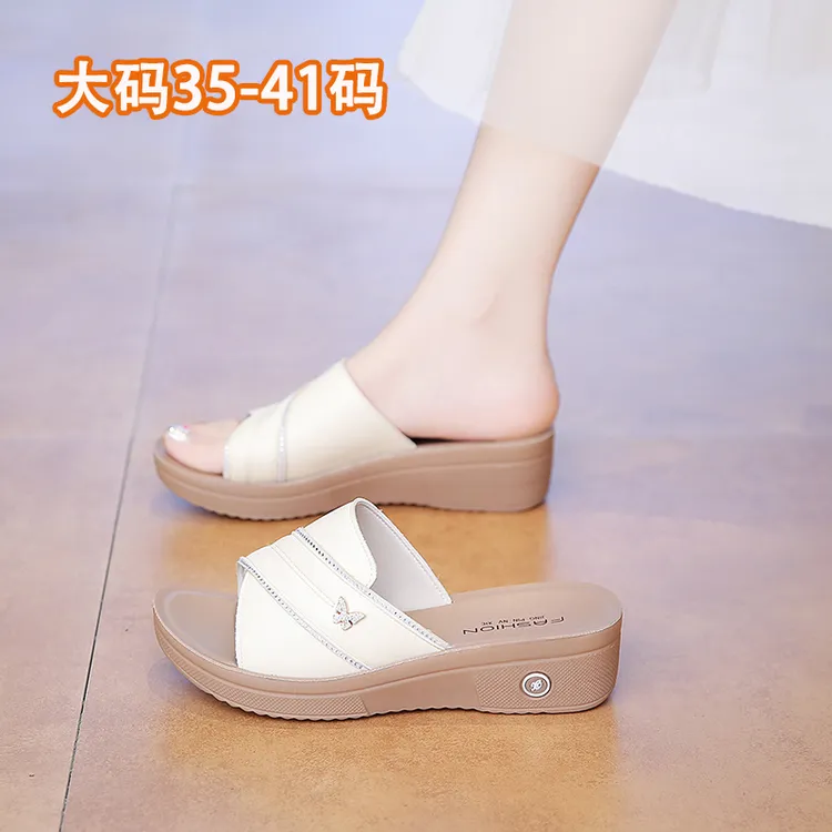 外穿妈妈凉拖鞋女夏季中跟时尚凉鞋2025新款真皮中老年一字拖防滑