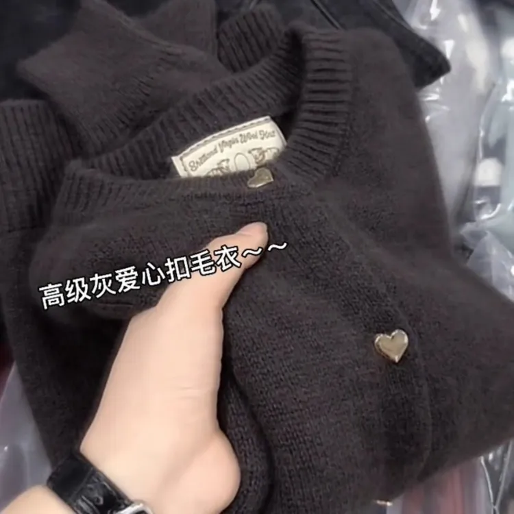 大码胖MM复古洋气圆领爱心扣针织开衫女秋冬新款慵懒宽松毛衣外套