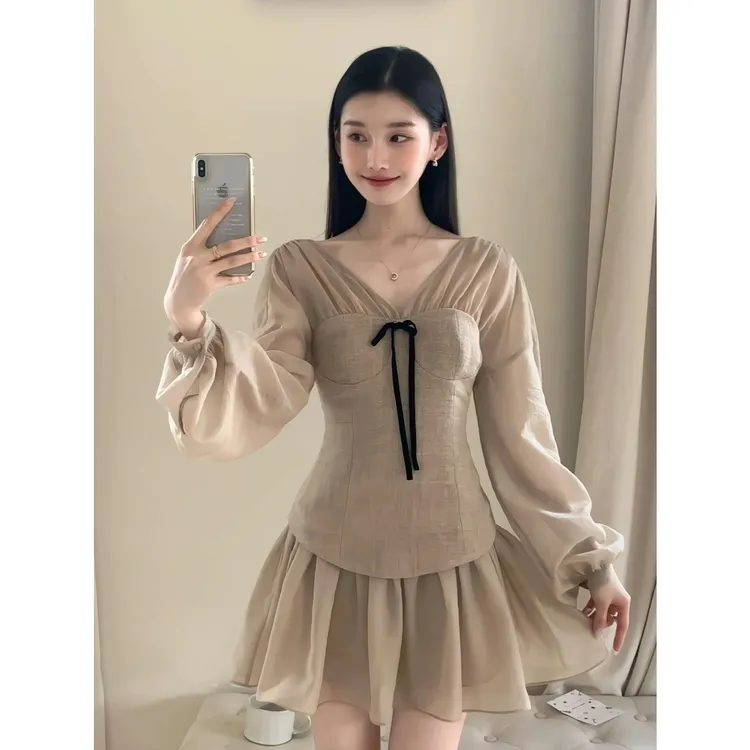 法式宫廷风V领鱼骨收腰连衣裙女温柔独特绝美显瘦直筒休闲a字短裙