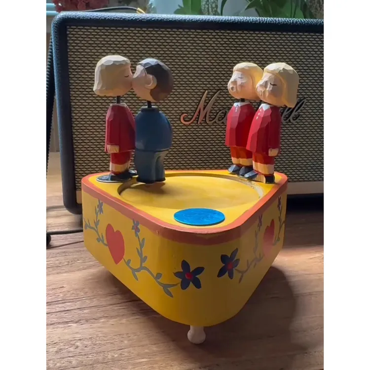 渣男八音盒三人音乐盒生日礼物送人创意旋转亲嘴渣女音乐盒网红款