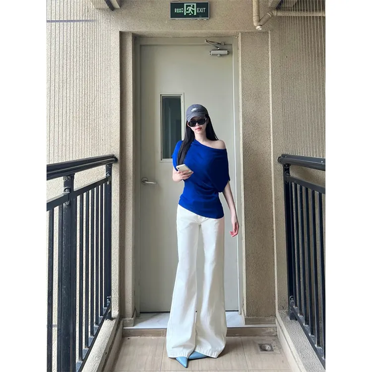 克莱因蓝性感斜肩短袖T恤女夏季新款修身设计感白色牛仔裤两件套
