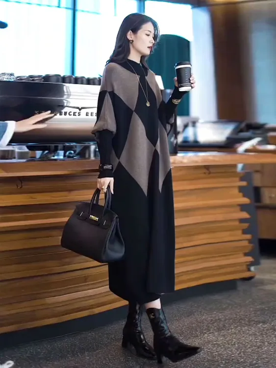 秋冬新款时尚高级感菱形格宽松大码毛衣裙女中长款过膝针织连衣裙