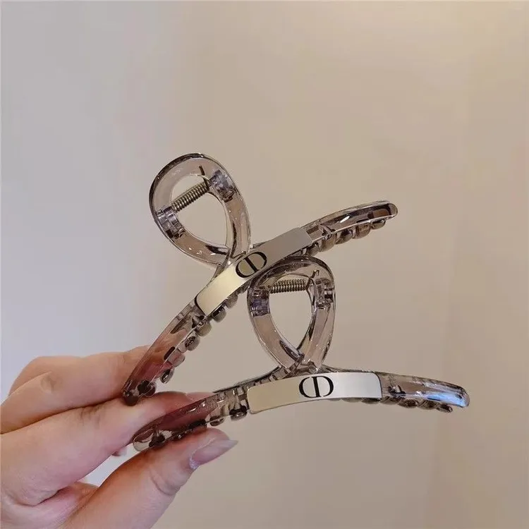 质感清透茶色百搭复古大号后脑勺抓夹洋气钛钢字母时尚发卡发抓