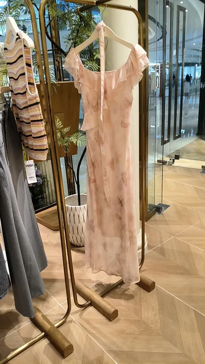 朵以粉色连衣裙2025夏季新款时尚吊带连衣裙原荷叶边长裙碎花