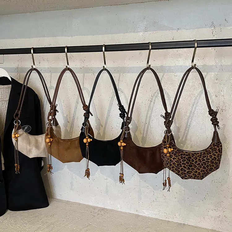 2025冬季新款百搭复古磨砂质感牛角包高级质感时尚简约斜挎包可颂