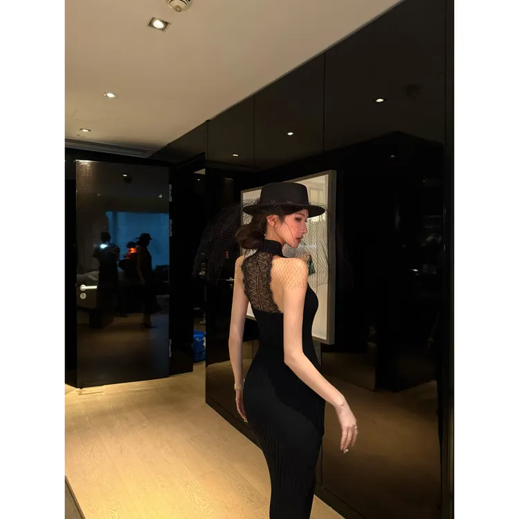 针织挂脖连衣裙秋冬新款性感露背轻熟包臀裙打底纯欲裙子女F01373