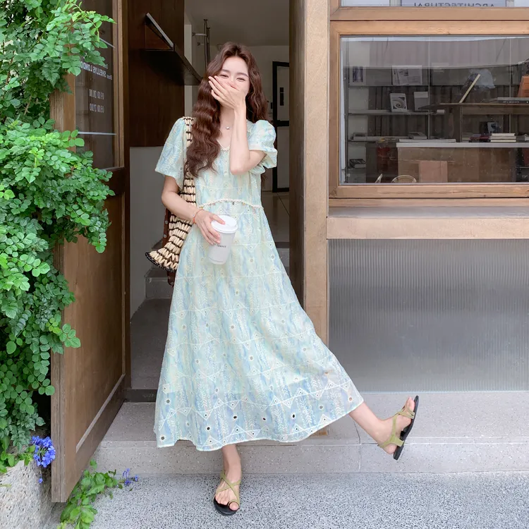 法式小清新连衣裙女夏2025新款设计感镂空刺绣泡泡袖气质显瘦长裙