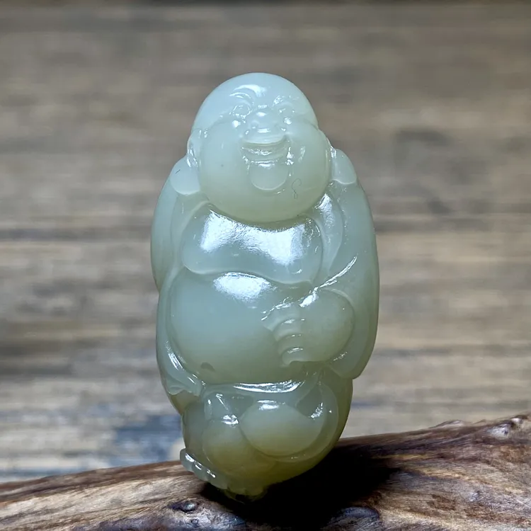 新疆和田玉且末料《弥勒佛》吊坠尺寸：38.5/21.2/12.2mm