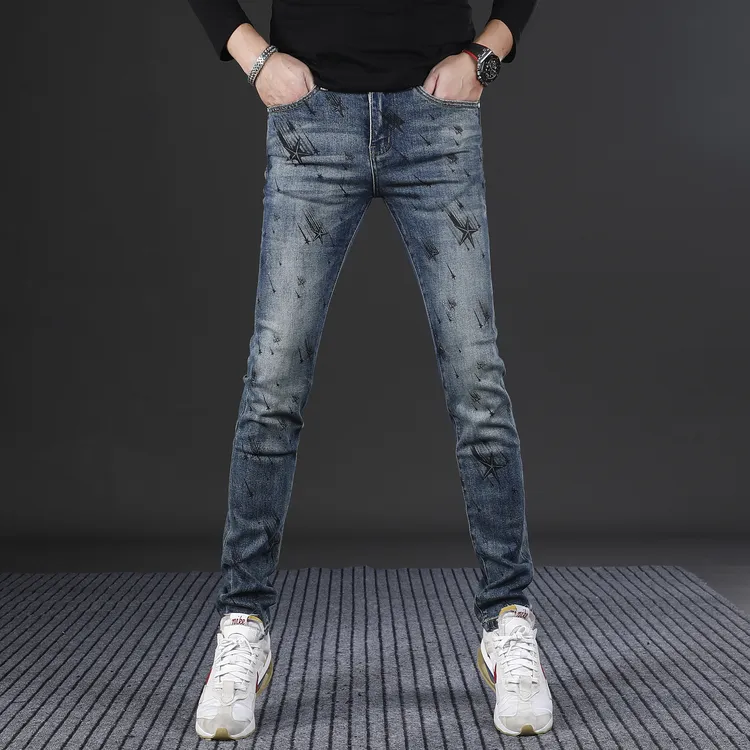 潮牌印花牛仔裤男款爆款2025新款秋冬款修身小脚弹力休闲男士裤子