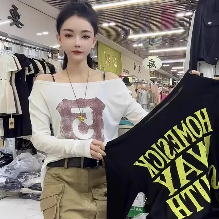 芯娇晴2025夏季新款一字领时髦字母印花长袖T恤女士宽松两穿上衣