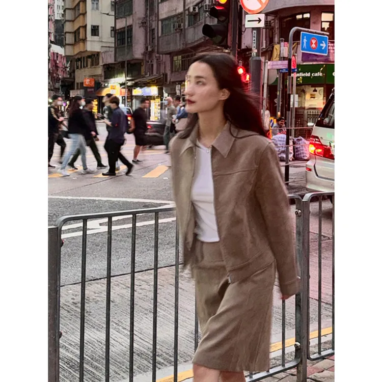 淡人松弛感穿搭套装女2025年早秋时髦设计感卡其色外套半裙两件套