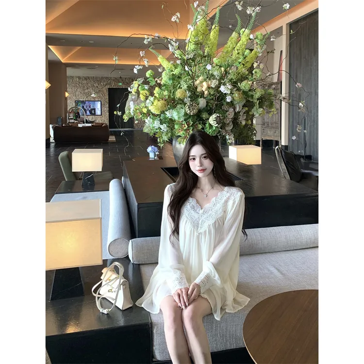 法式气质花边拼接V领名媛风裙子高级感修身显瘦遮臀裙配腰链女装