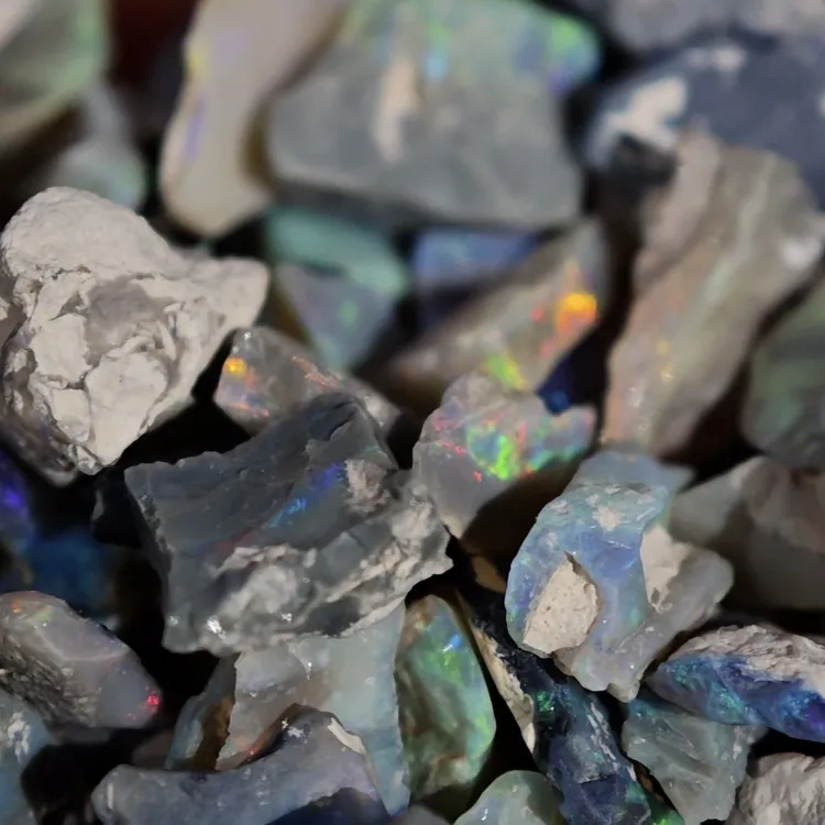 “欧泊猎人精选原矿一粒”   