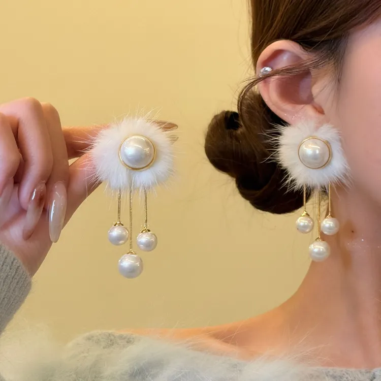 铜合金绒毛耳饰 雪国公主 白色毛茸茸珍珠耳环温柔适合冬天的耳环