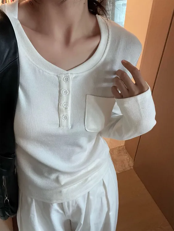 早秋新款气质高级感V领口袋辣妹上衣女白色修身长袖t恤内搭打底衫