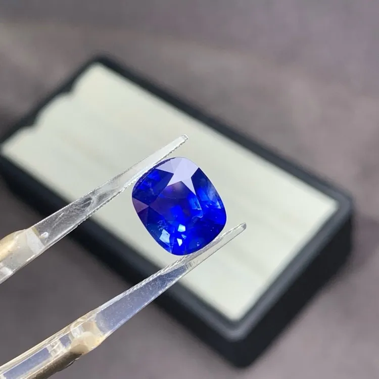 精品皇家蓝蓝宝石7.58克拉，尺寸11.88×10×7.48，吉尔德证书