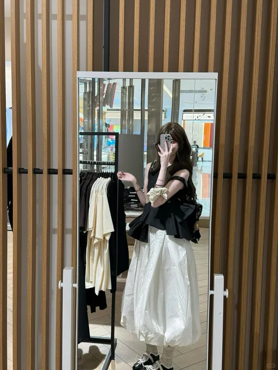 2025夏季新款法式设计感钉珠黑色无袖不规则休闲花苞半身裙两件套