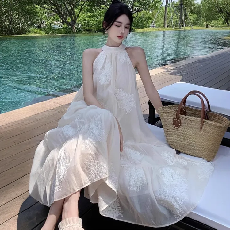 法式温柔风绝美露肩挂脖连衣裙仙女2025夏季公主海边度假沙滩长裙