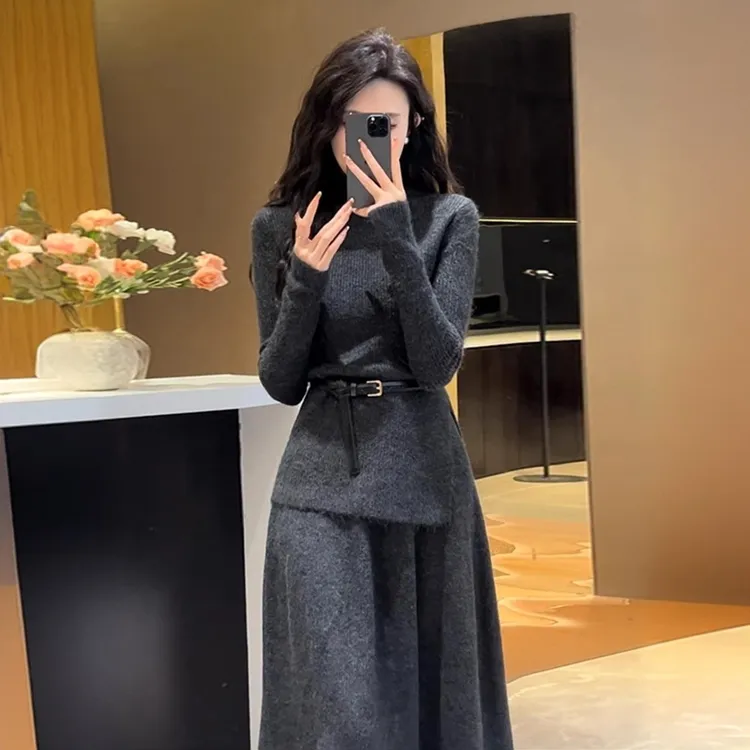 2026年秋冬季厚款新款女装纯色茶系穿搭一整套小香赫本风针织裙子