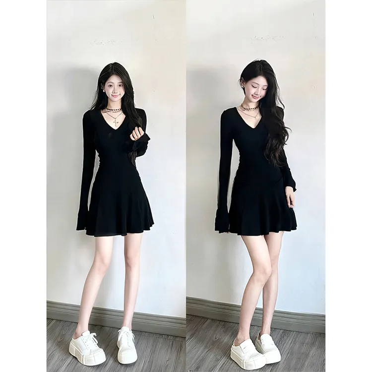 黑色长袖针织连衣裙女早秋冬季大衣内搭巨好看修身毛衣短裙子穿搭