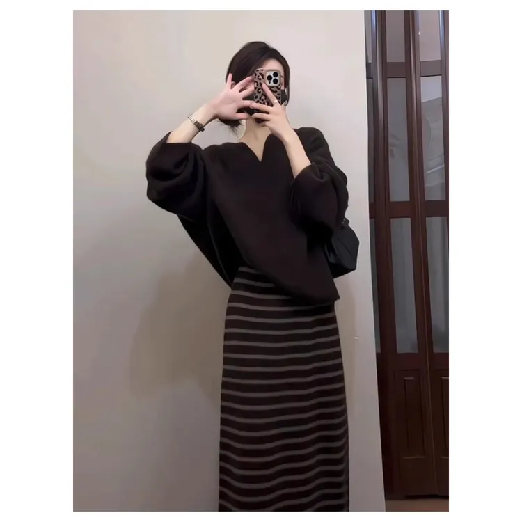 巨好看的冬装一整套大方得体气质御姐咖色毛衣条纹半身裙职业套装