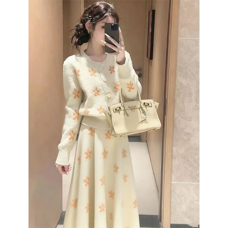 秋冬温柔富家千金感巨好看的慵懒松弛感小香风米色针织连衣裙套装