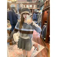 曾小咸 早秋氛围感穿搭灰色条纹polo领针织衫半裙套装Z252SSR9766