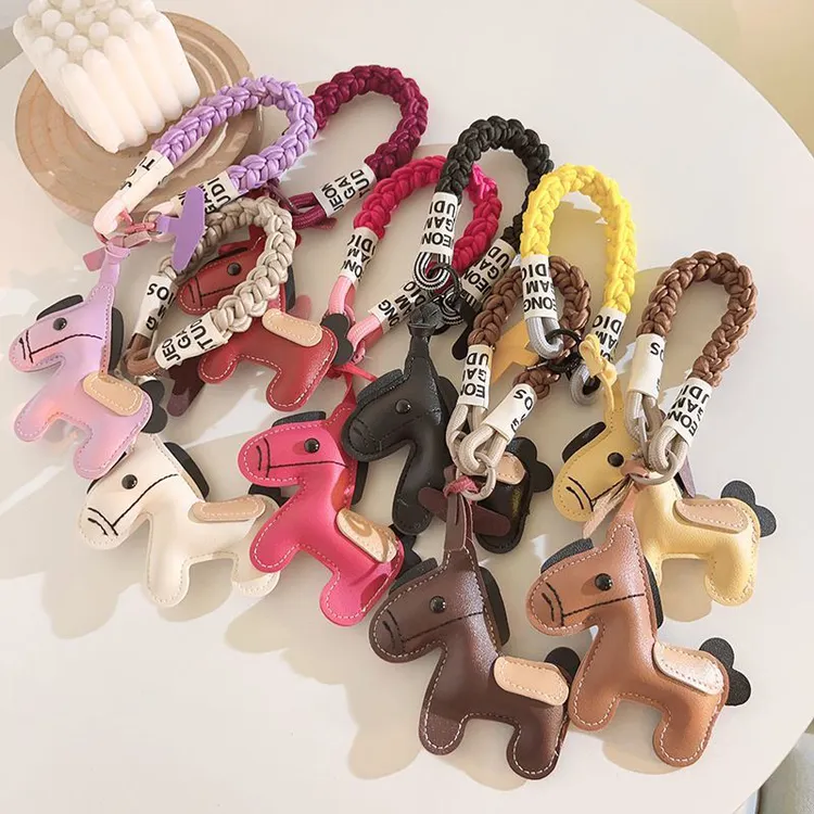 新年款马年酒红皮质小马手机饰品挂绳包包钥匙防丢短款手提编织带